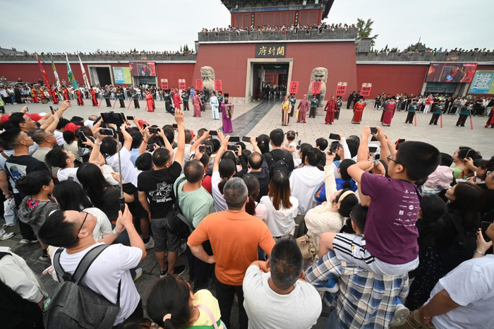　　9月16日，游客在河南省开封市开封府门前观看《开衙迎宾》仪式。新华社发（李俊生摄）