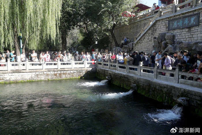 2024年10月3日，山东济南，游客在黑虎泉景区游览。视觉中国 图