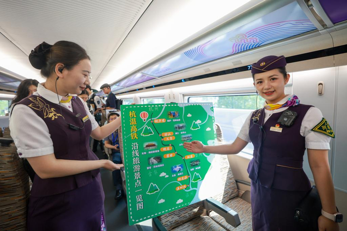 　　9月6日，铁路杭州客运段工作人员在G9505次列车上介绍杭温高铁沿线旅游景点。新华社记者 江汉 摄