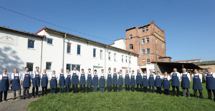 高天钢琴德国工厂 图片来源：柏斯音乐官网