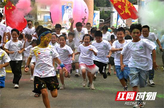 9月28日，在三官寺土家族乡罗潭村灵溪谷，500多名选手参加亲子彩跑。（庹星供图）