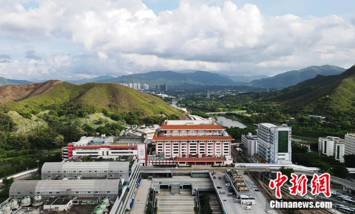  罗湖口岸联检大楼联结着深圳和香港。杨少昆 摄