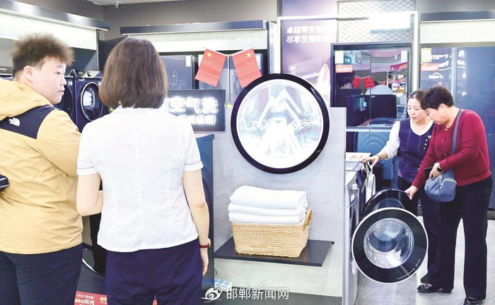 导购员向消费者介绍产品性能。 邯郸新闻传媒中心记者 邱勇慧 摄