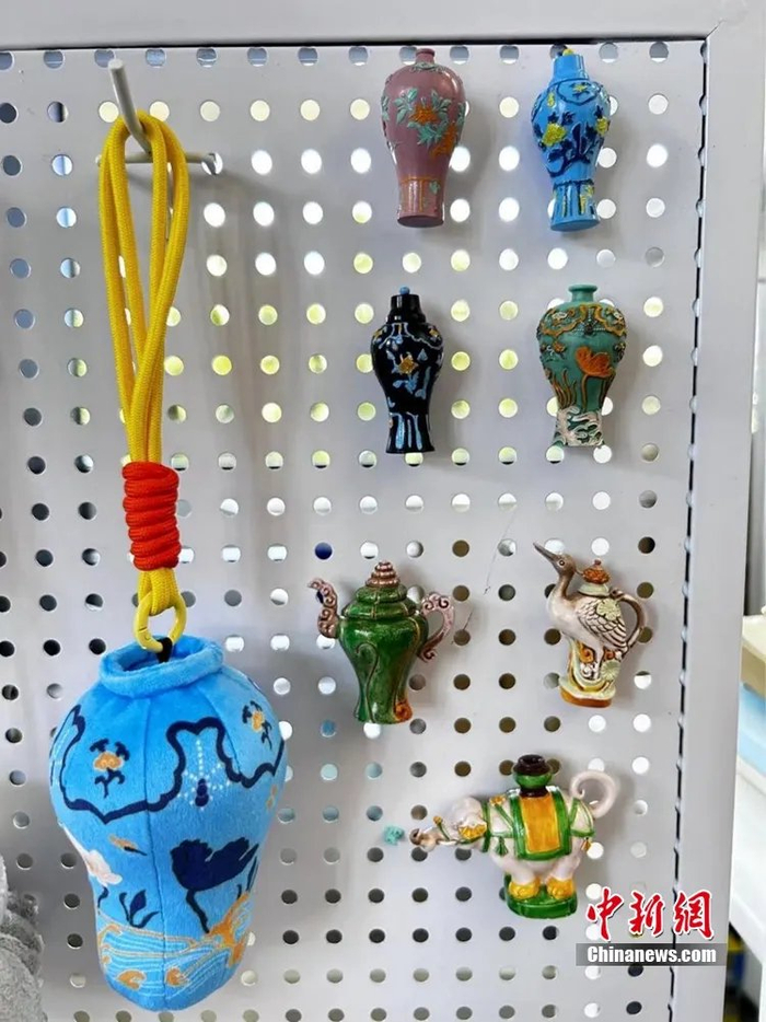 图为以珐华梅瓶、象形执壶等出水文物为原型的深海文创。符宇群 摄