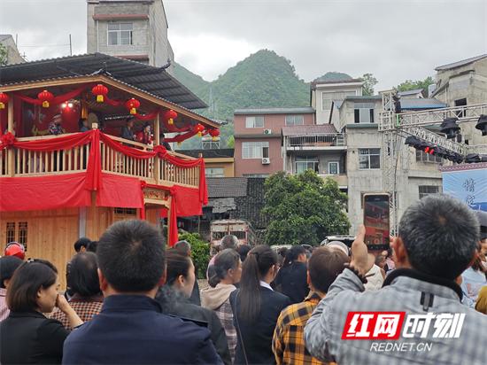 4月30日，溪口镇举办“溪口之恋”第一期活动，现场人头攒动。（张婧婧供图）