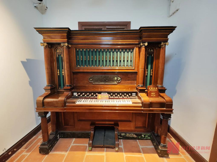 鼓浪屿钢琴博物馆陈列的老式钢琴，部分体型较大 图片来源：每经记者 杜蔚 摄