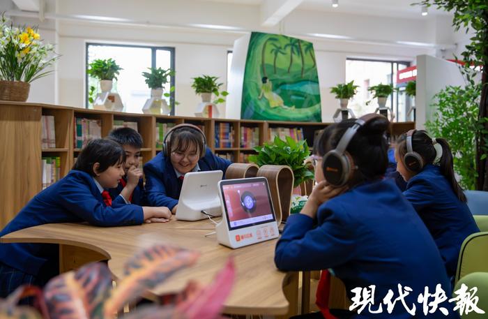 小朋友在“智慧森林”数字图书馆认真读书