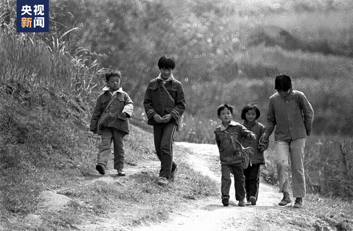 △苏明娟（右二）和同学们在上学路上（解海龙摄）