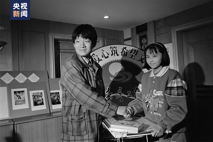 △苏明娟与最早为希望工程捐款的周彤同学合影（解海龙摄）