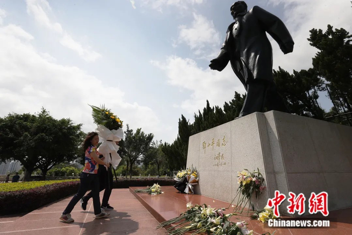  市民在深圳莲花山公园向邓小平铜像献花圈。杨浩翰 摄