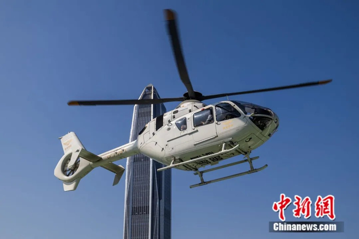  “燕子湖会展中心往返福田大中华”直升机固定航线拉进了坪山与中心城区的距离，打个“飞的”已成为现实。 刘羽洁 摄
