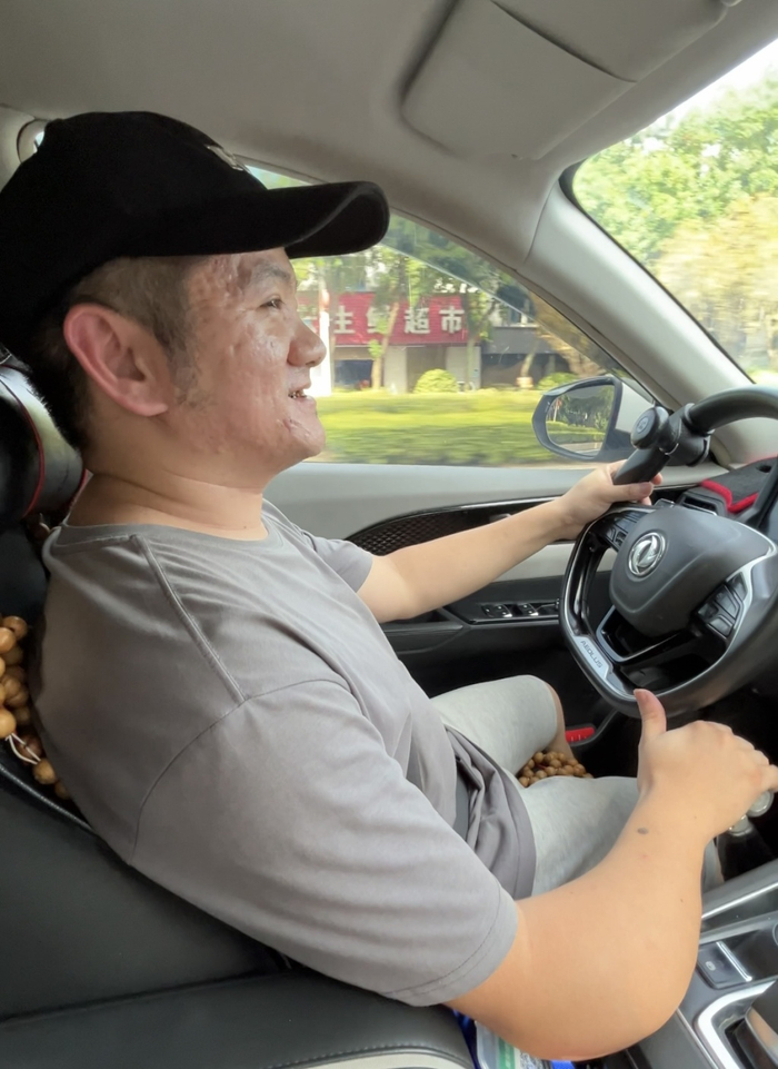 杜加兴开网约车接单。福建理工大学 韩易欣 图