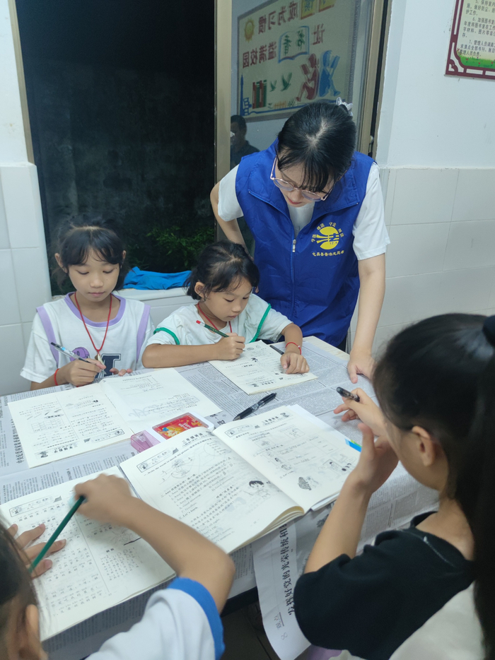 新兴镇新北村为留守儿童健康成长开设晚间陪伴（央广网发  屯昌县新兴镇供图）