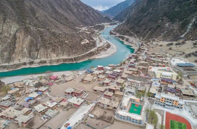 “西藏解放第一村”——昌都市江达县岗托镇岗托村（无人机照片）。新华社记者 孙非 摄