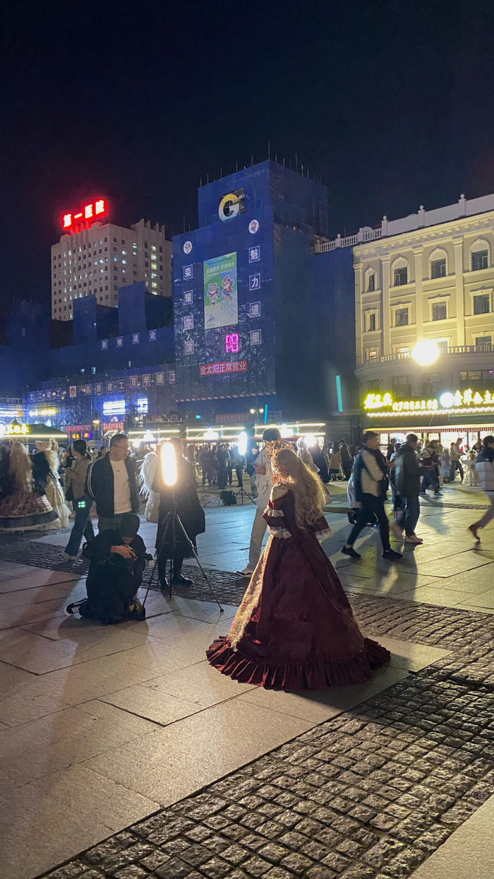 索菲亚广场后侧的老商场金太阳如今开了很多旅拍店 时代周报 李杭/摄