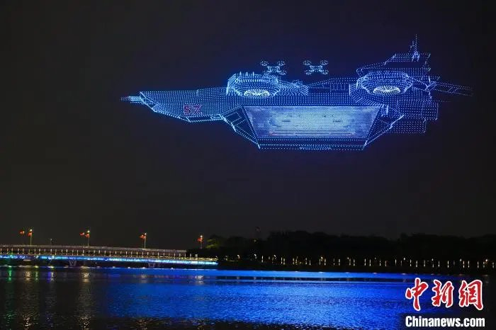  无人机表演幻化“天空之城”。严文婷摄