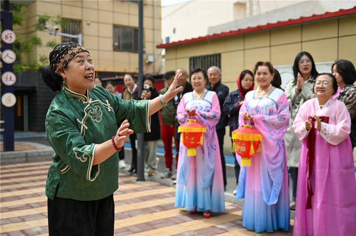 清泉街社区文艺志愿者表演二人台呱嘴《十夸政策好》。内蒙古日报记者 王磊 摄
