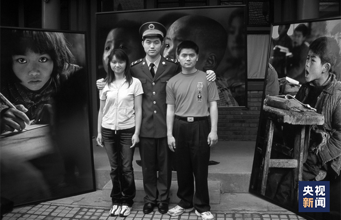 △2005年，苏明娟（左）与“大鼻涕”胡善辉（中）、“小光头”张天义（右）合影，这是三人首次相聚。（解海龙摄）