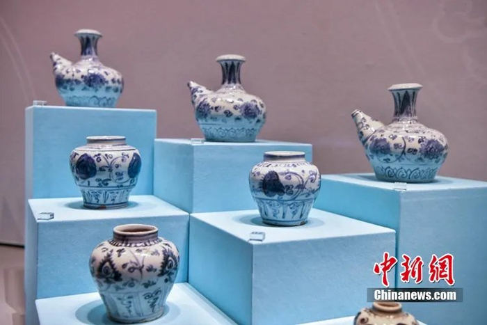 图为青花缠枝莲纹军持。（图片最上方三件）骆云飞 摄