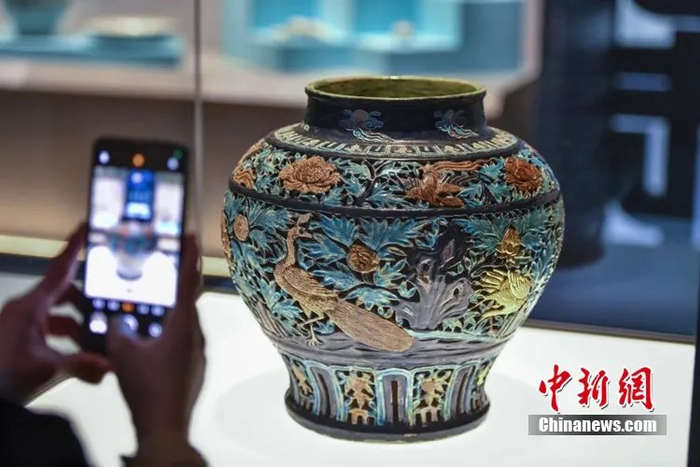 图为珐华贴金镂空孔雀牡丹纹大罐。骆云飞 摄