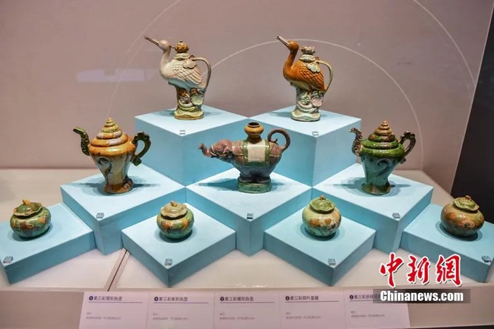 图为象形执壶、螺形执壶。（中间三件）骆云飞 摄