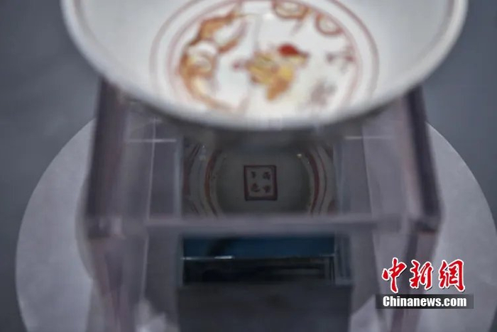 图为“丙寅年造”款红绿彩婴戏纹碗。骆云飞 摄