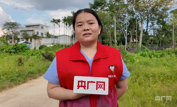 “小屯妹”志愿者庞秀菱介绍志愿服务开展有关情况（央广网记者  付美斌  摄）