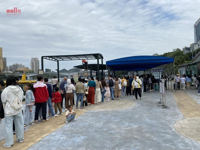 市民游客排起长队，等待发船。