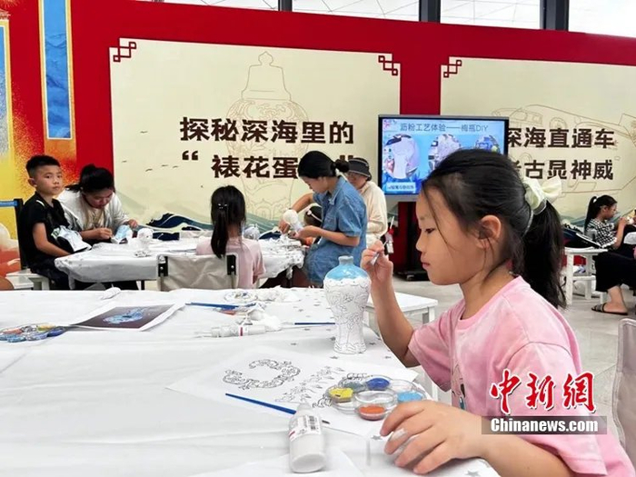 图为观众亲手体验沥粉梅瓶非遗技艺。符宇群 摄