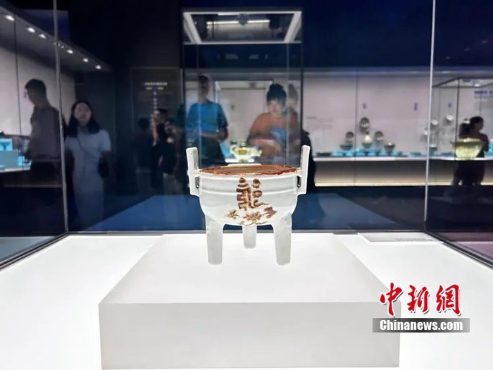 图为白釉双耳贴金麒麟纹鼎式三足炉，其炉身纹饰为梵文。符宇群 摄