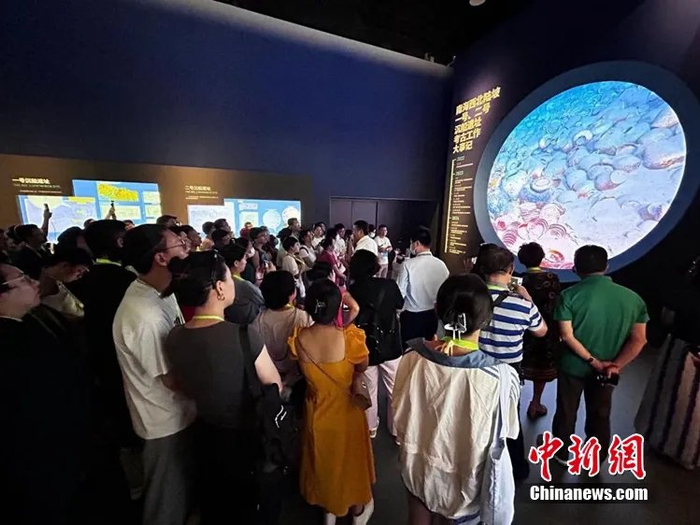 10月2日，观众在VR体验区观看南海西北陆坡一号沉船遗址“宝物”。符宇群 摄