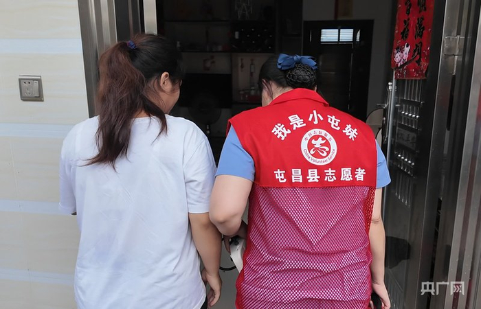“小屯妹·大昌叔”志愿者穿梭在乡村（央广网记者  付美斌  摄）