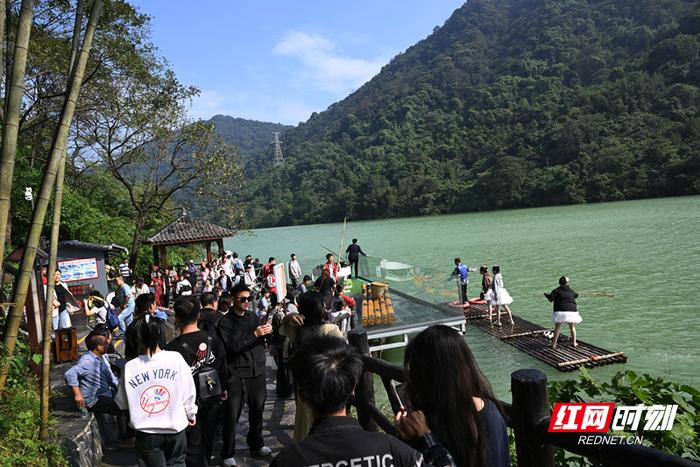 东江湖景区同样火爆。（何洪海 摄）