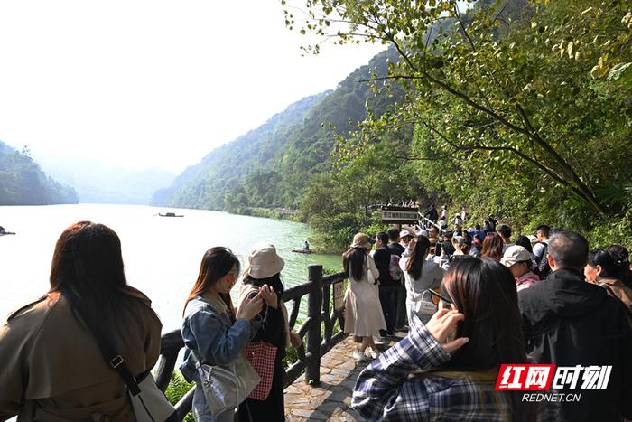 东江湖景区同样火爆。（何洪海 摄）