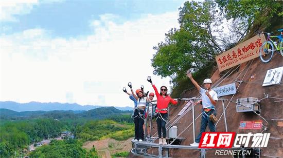 8月28日，游客在甘堰土家族乡红岩岭景区打卡“飞拉达悬崖咖啡馆” 。（邓学进供图）