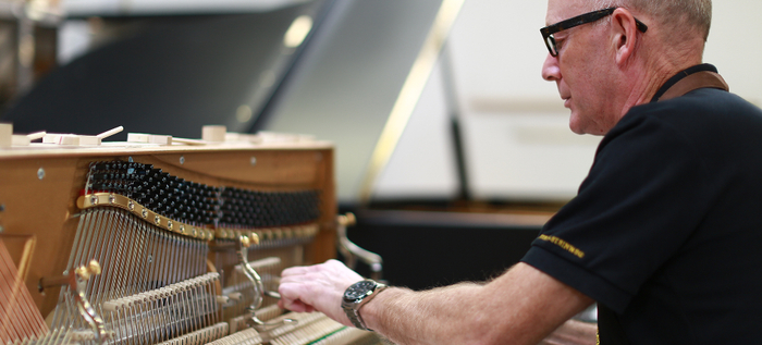 钢琴的整音、调音、音色修整都需要有经验的人来完成 图片来源：高天钢琴官网