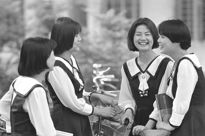 1994年，江苏南京市女子中专的几名女学生穿着校服，在校园里聊天。新华社记者 徐澎 摄