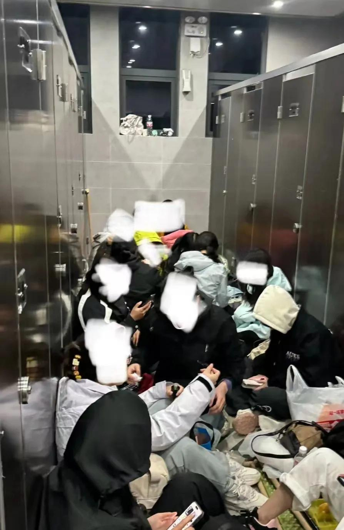 近日，多名游客挤在黄山山顶厕所过夜。网络图