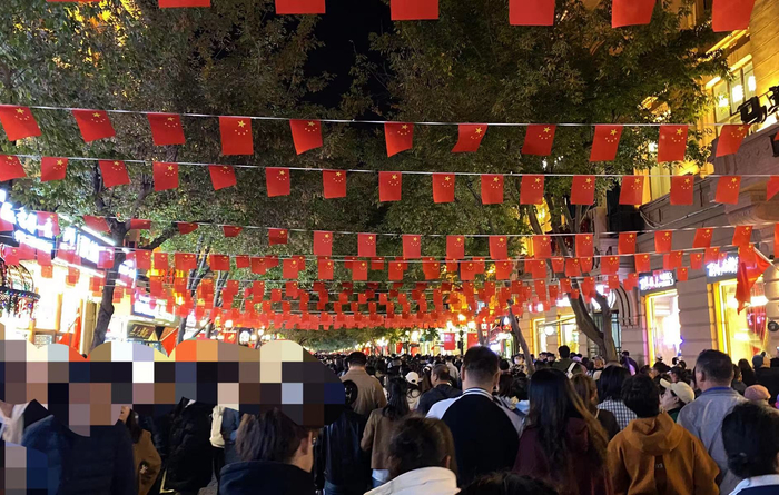 10月2日晚，中央大街摩肩接踵 时代周报 李杭/摄