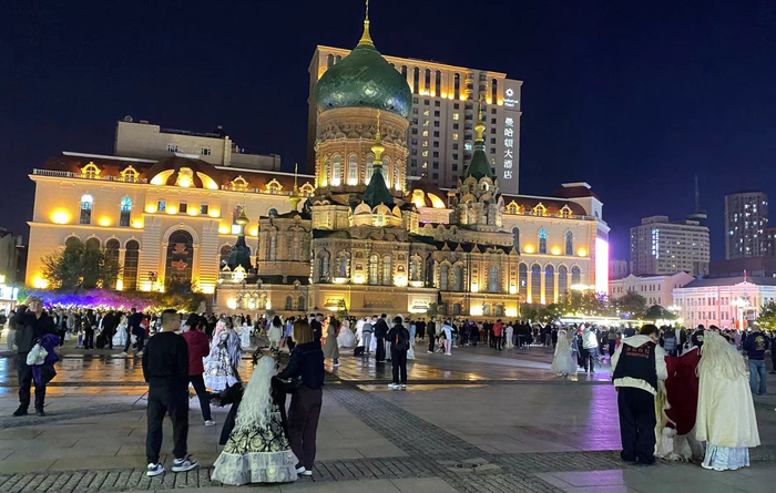 索菲亚教堂广场满是身着公主服的旅拍者 时代周报 李杭/摄