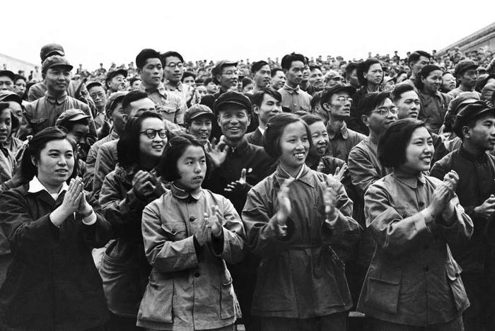 1951年10月，在北京举行的欢迎中国人民志愿军战斗英雄代表大会上，衣着朴素的机关女干部们。新华社记者 刘庆瑞 摄