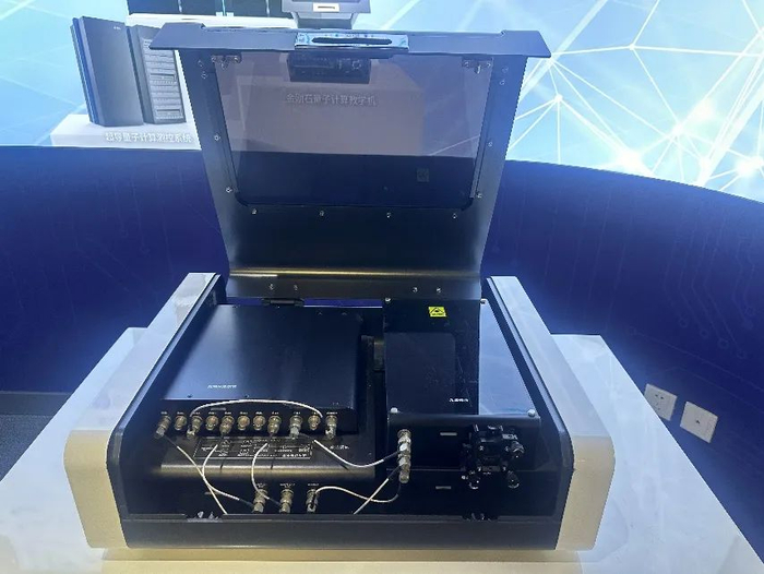 　　金刚石量子计算教学机刘一枫摄