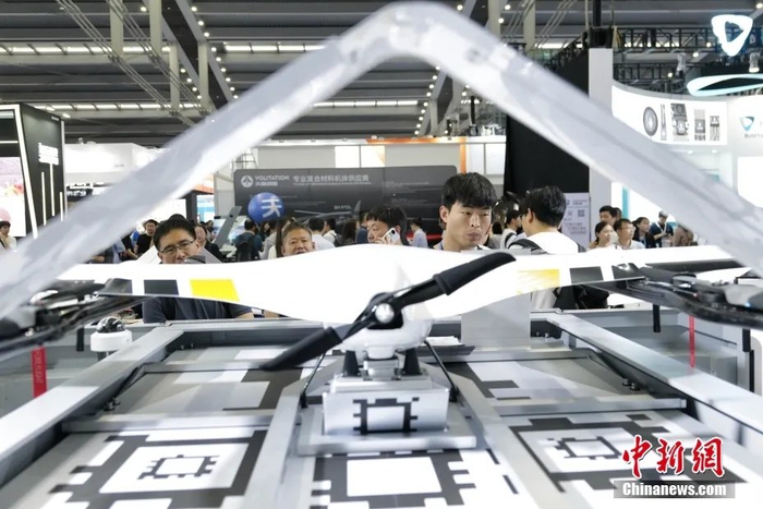  在深圳举办的第八届世界无人机大会吸引参观者。中新社记者 陈文 摄