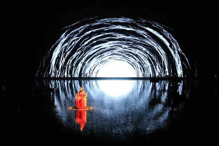 　　2023年7月23日，演员在“只有红楼梦·戏剧幻城”公园剧场表演节目。新华社记者 王民 摄