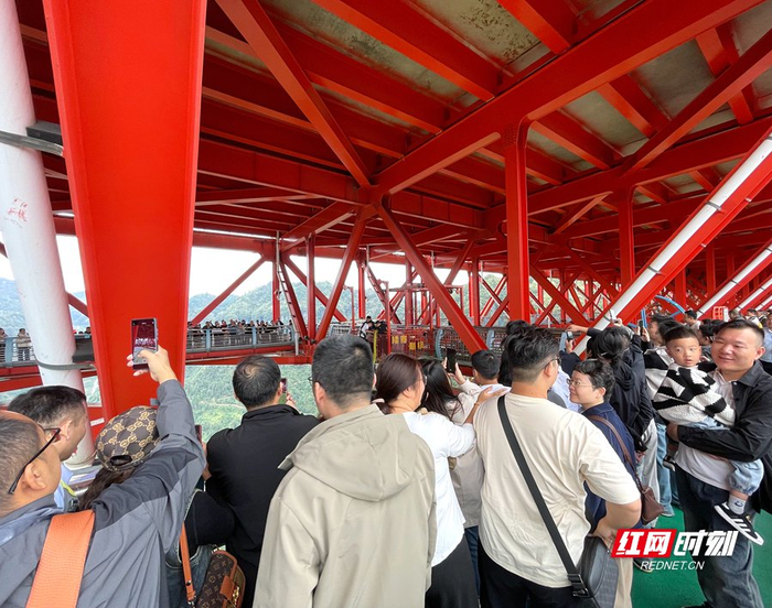 矮寨奇观旅游区人潮涌动。彭丽/供图