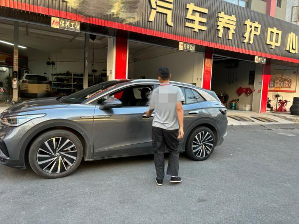 陆总聊完A股，给客户检查汽车，吴恩慧/摄
