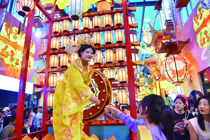 格尔木夜市让假日经济活力蓬勃绽放。本报记者 马振东 摄