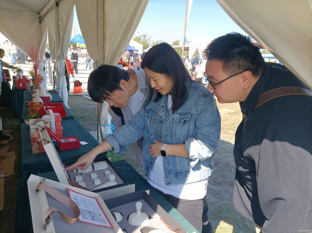 市民在欣赏定瓷。葛淑霞摄