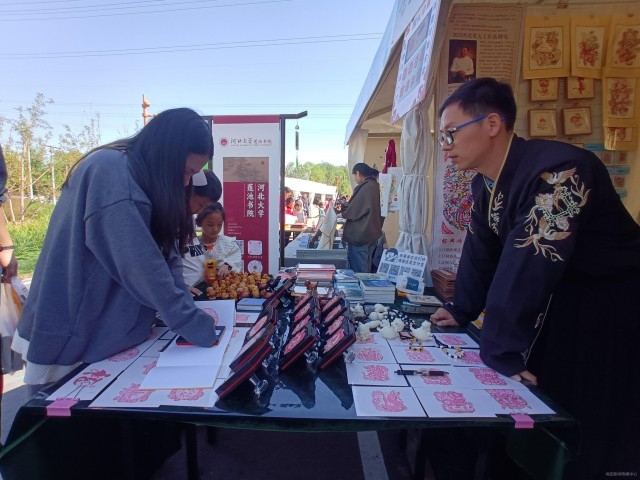 市民打卡剪纸集章。葛淑霞摄