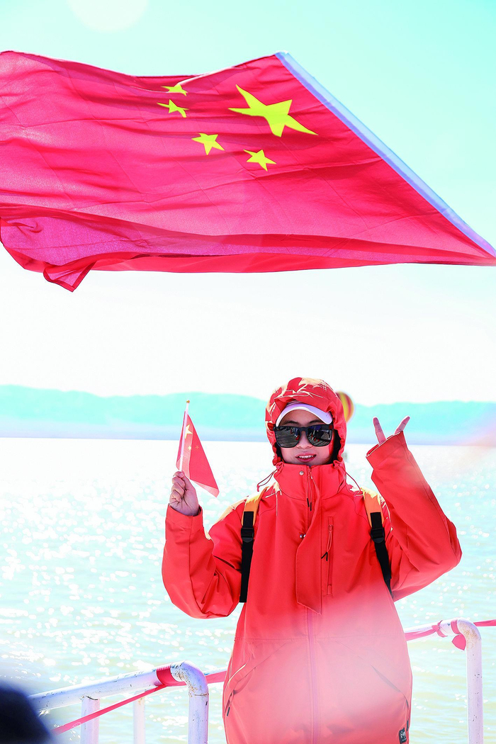 游客打卡茶卡景区。通讯员 王生荣 摄